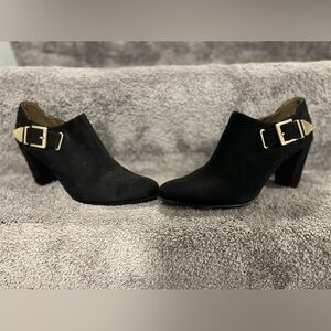 Aerosoles heel rest, black suede booties with gold buckle, EUC